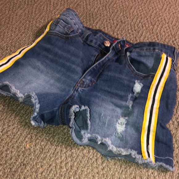 GUESS shorts - Picture 2 of 5